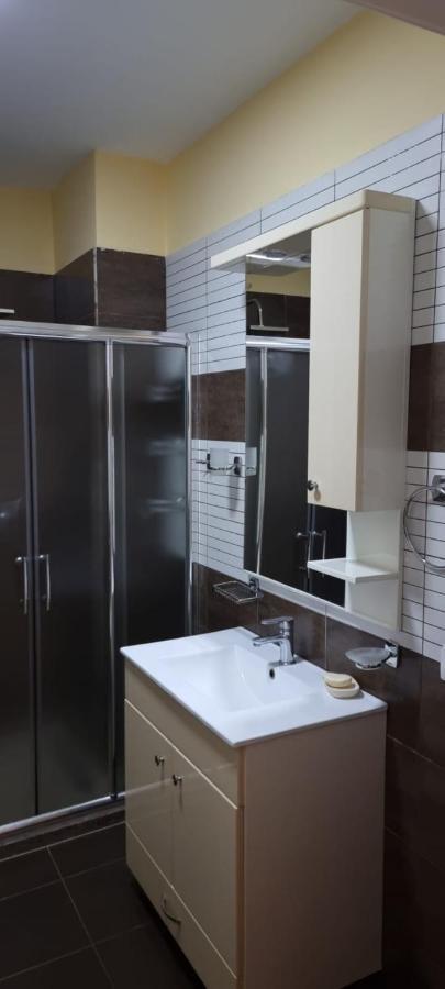 New & Great Located Apartment Near Center 티라나 외부 사진